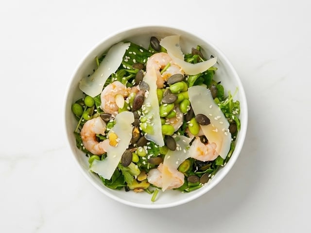 Green salad with avocado & shrimps